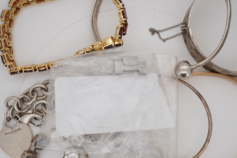 A small quantity of assorted mainly modern silver and 925 jewellery including garnet set gilt 925 bracelet, pendants, necklaces and bangles.